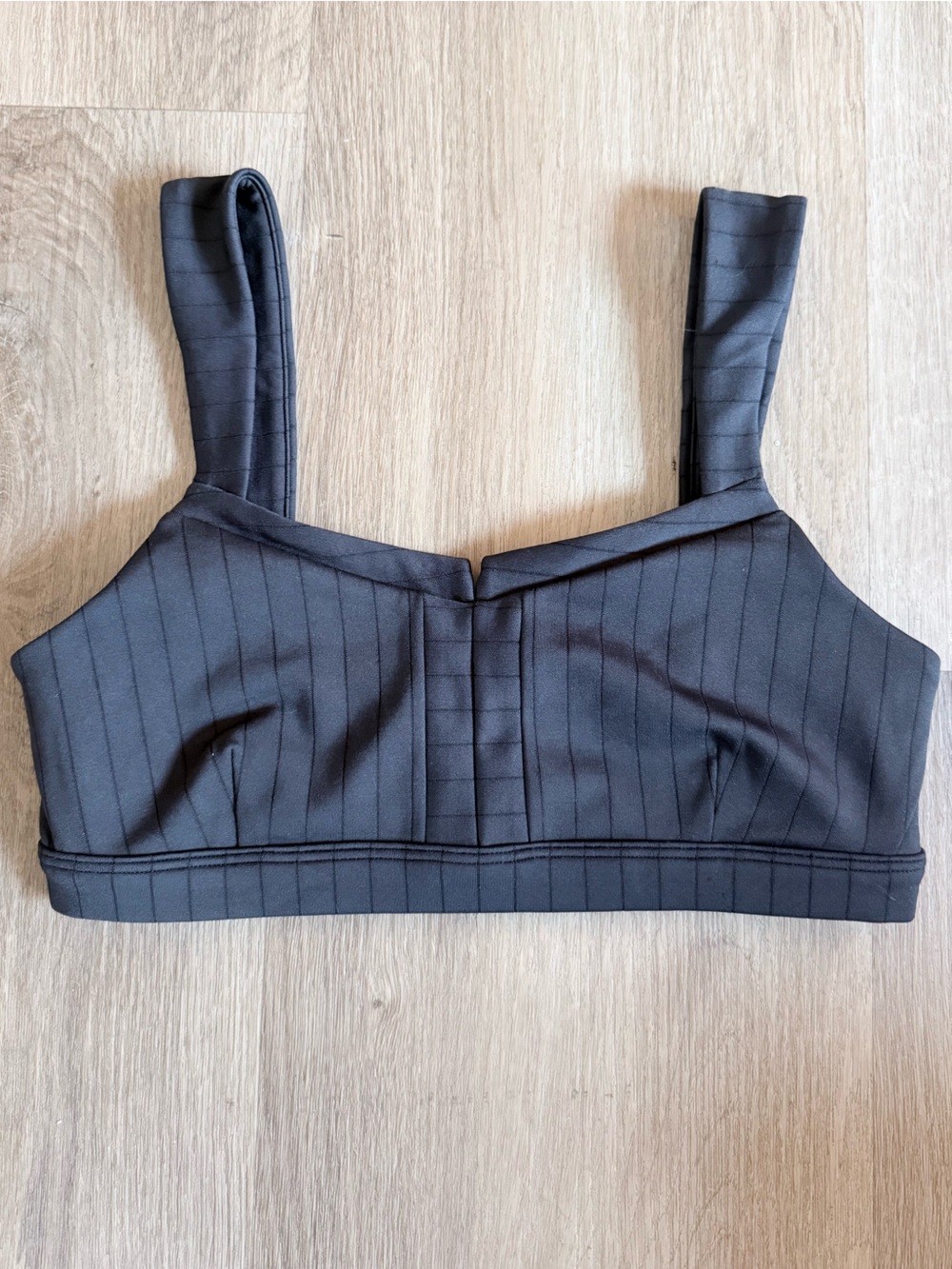 alo yoga - pinstripe airlift bra - grey/black